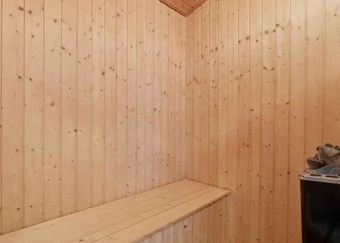 Hallgerd - 800m From The Sea By Interhome